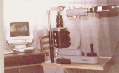 Монитор компьютера и щелевая лампа с виидеокамерой, объем файла = 9 Кб